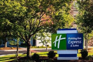 A photo of the outside of . the Holiday Inn Express & Suites